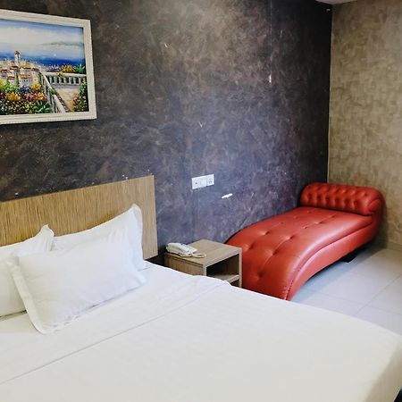 Era Plus Hotel Seri Kembangan Extérieur photo
