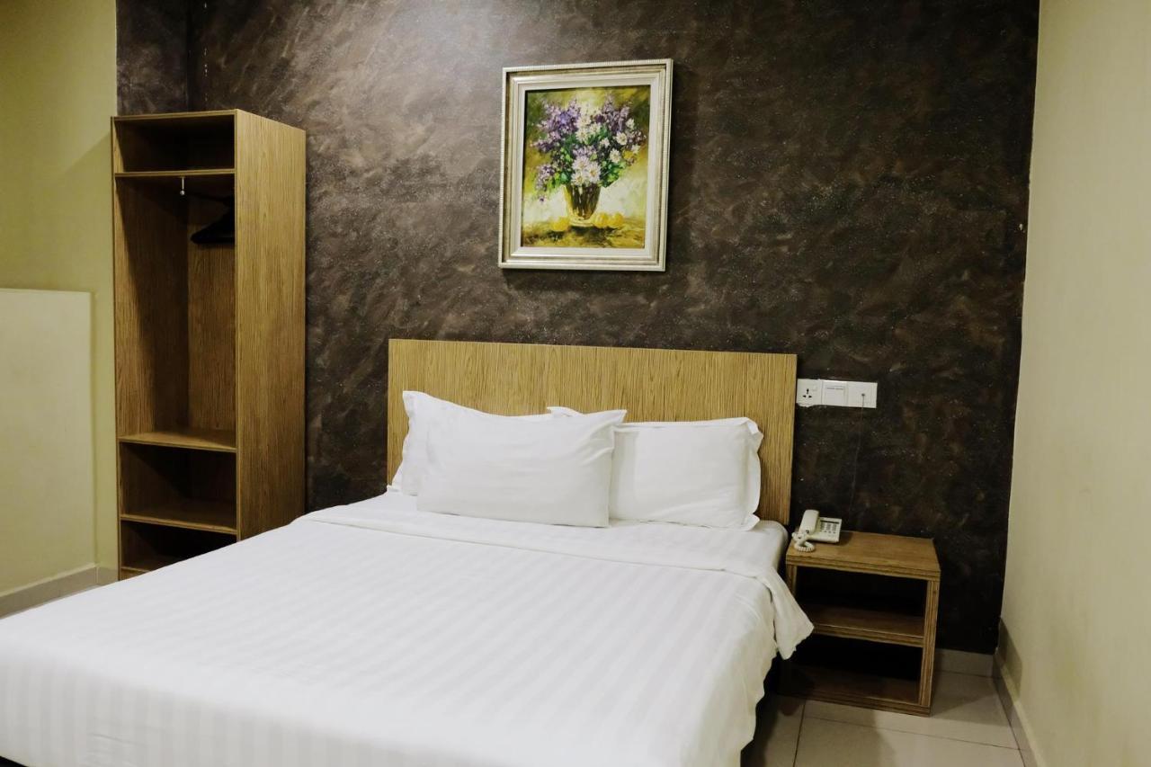 Era Plus Hotel Seri Kembangan Extérieur photo