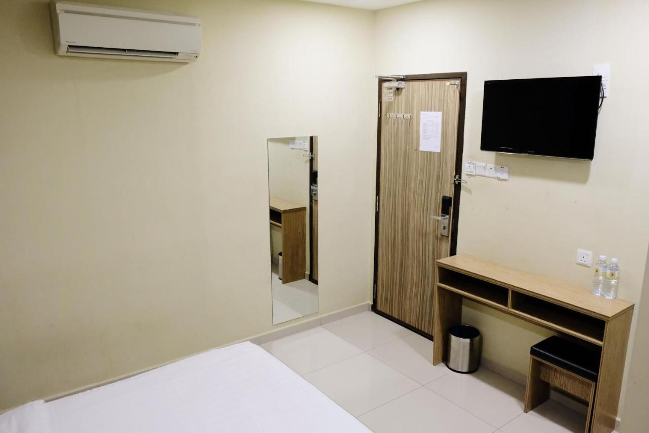 Era Plus Hotel Seri Kembangan Extérieur photo