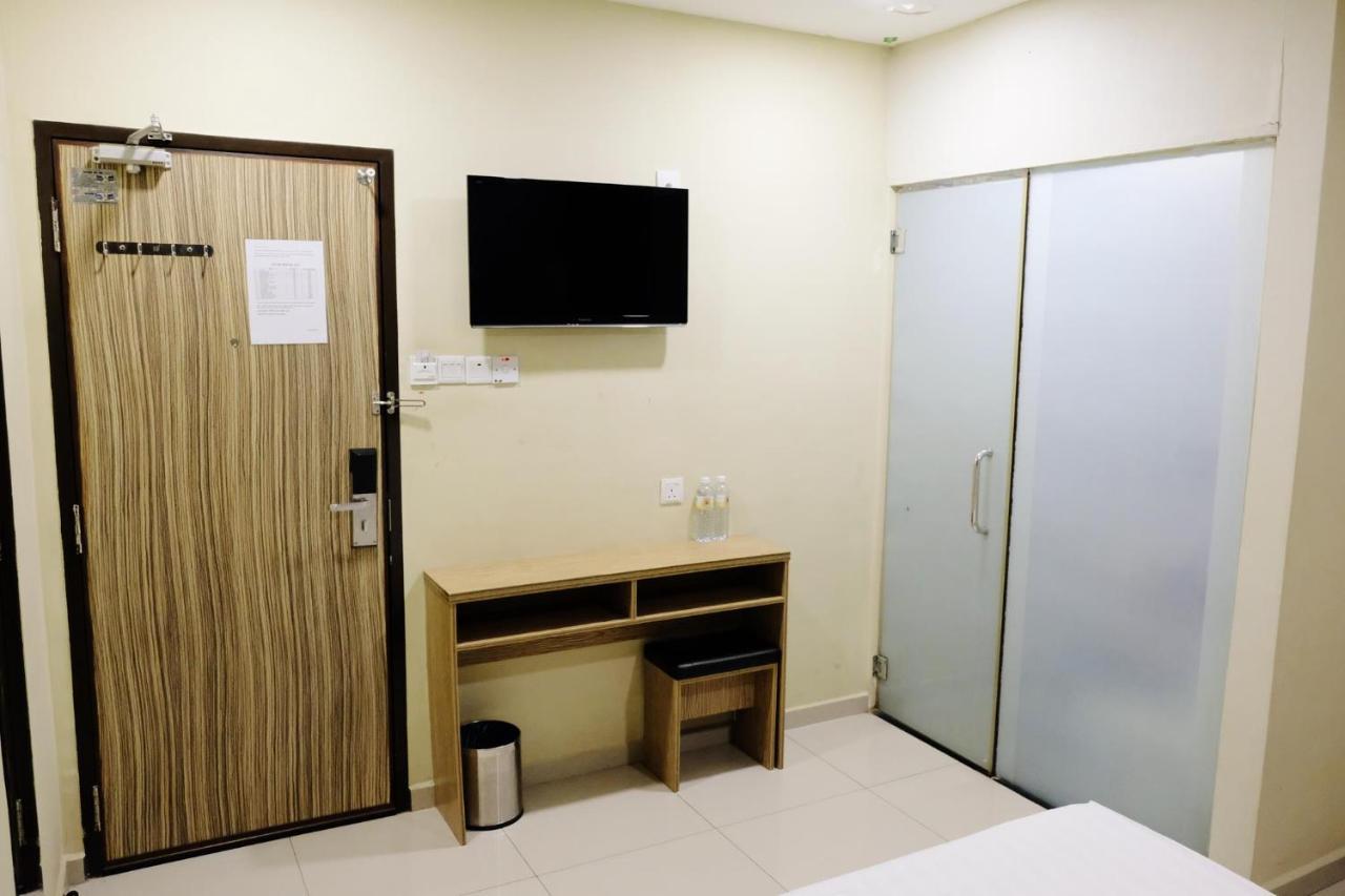 Era Plus Hotel Seri Kembangan Extérieur photo